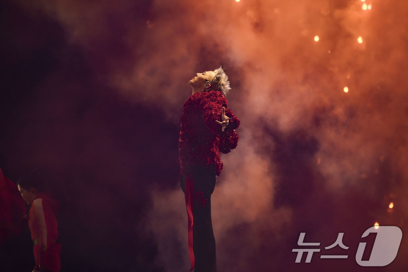 (서울=뉴스1) = 가수 지드래곤(GD)이 29일 경기도 고양시 고양종합운동장에서 열린 ‘지드래곤 2025 월드투어’ 콘서트에서 멋진 공연을 펼치고 있다. (갤럭시코퍼레이션 제공. …