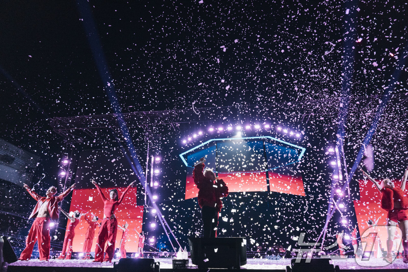 (서울=뉴스1) = 가수 지드래곤(GD)이 29일 경기도 고양시 고양종합운동장에서 열린 ‘지드래곤 2025 월드투어’ 콘서트에서 멋진 공연을 펼치고 있다. (갤럭시코퍼레이션 제공. …