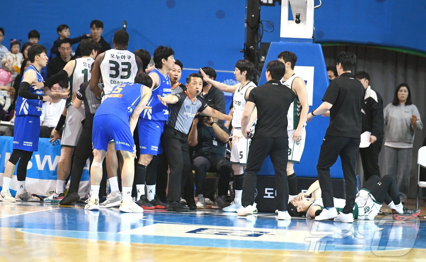 본문 이미지 - 30일 열린 프로농구 서울 삼성과 원주 DB 경기에서는 2쿼터 종료 4분여를 남기고 두 팀 선수들의 물리적 충돌이 발생했다. (KBL 제공)