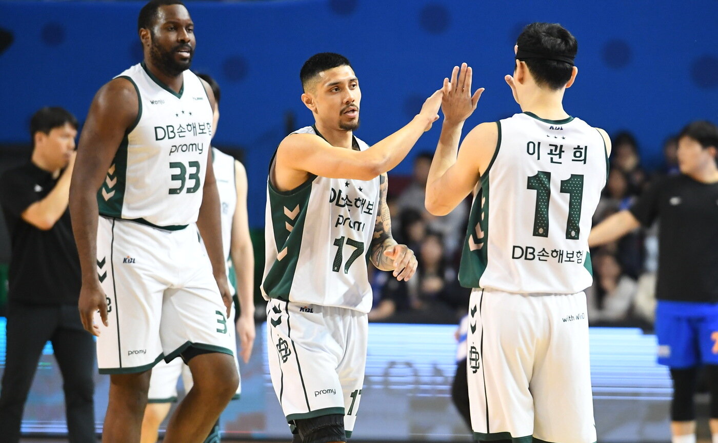 본문 이미지 - 원주 DB는 6위 안양 정관장과 승차를 1.5경기로 좁혔다. (KBL 제공)