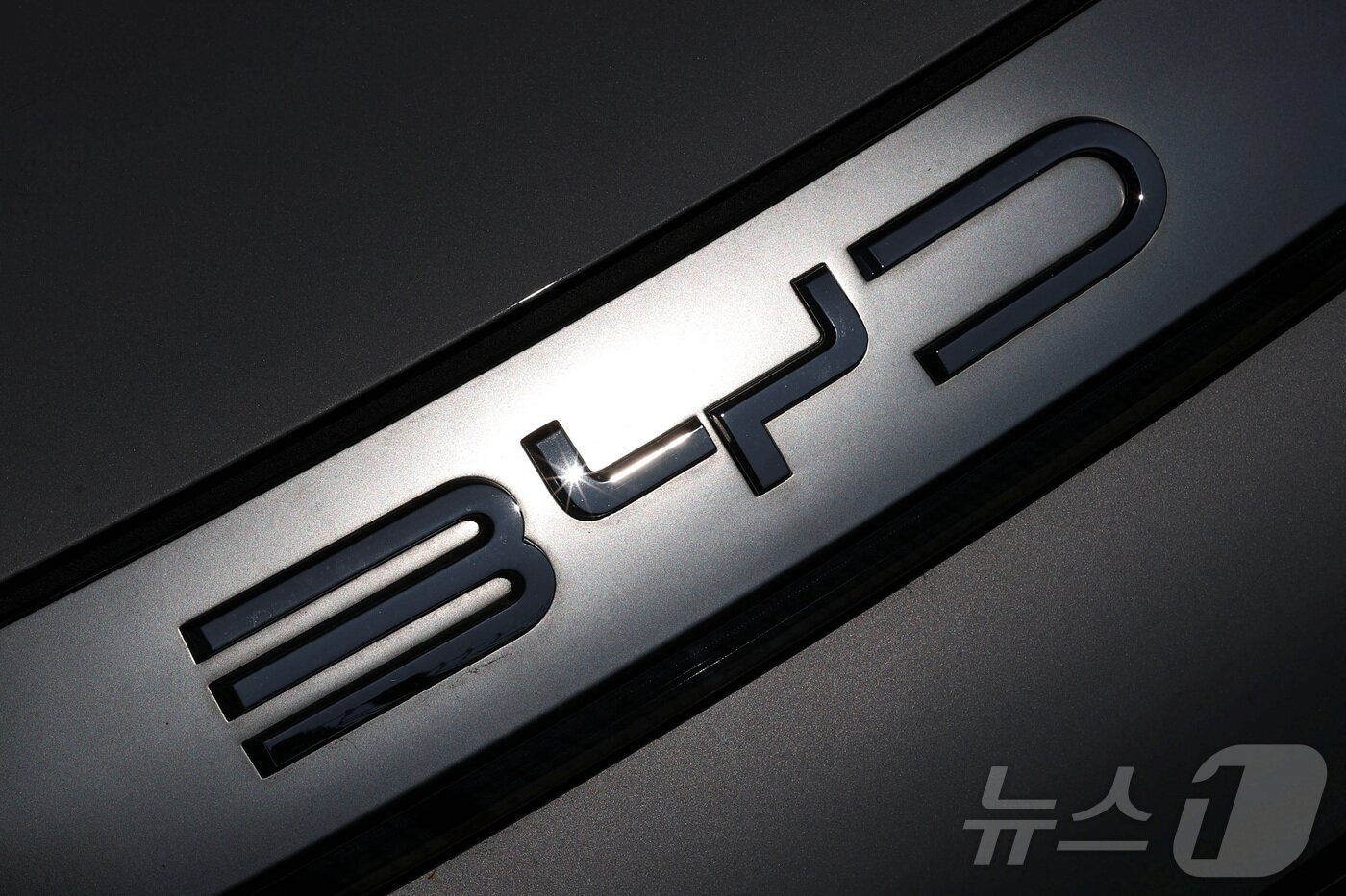 본문 이미지 - 중국 전기차 업체 BYD 로고. ⓒ 로이터=뉴스1 ⓒ News1 박형기 기자