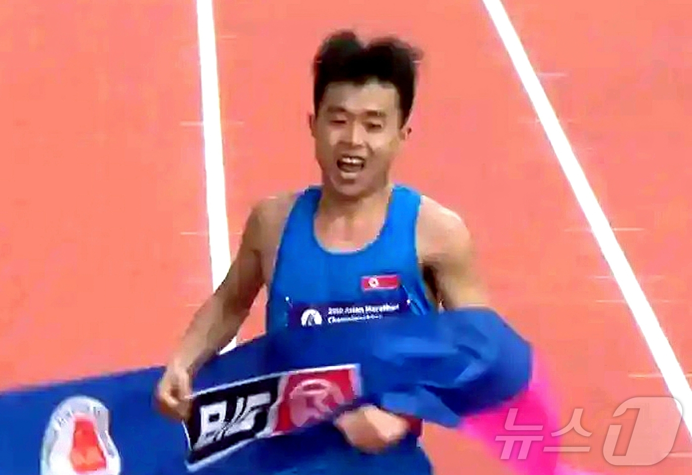 (평양 노동신문=뉴스1) = 북한 노동당 기관지 노동신문은 31일 한일룡 선수가 제20차 아시아마라톤선수권대회에서 1위를 차지했다고 보도했다. 지난 30일 중국에서 진행된 이번 대 …