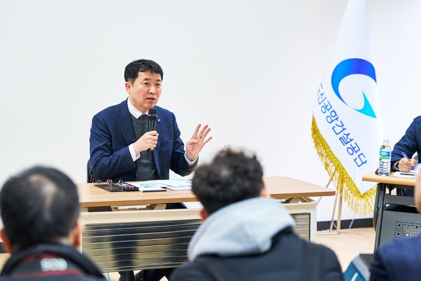 본문 이미지 - 이윤상 가덕도신공항건설공단 이사장이 지난 27일 부산 강서구 현장지원센터에서 열린 기자 간담회에서 기자들의 질문에 답변하고 있다. (가덕도신공항건설공단 제공)