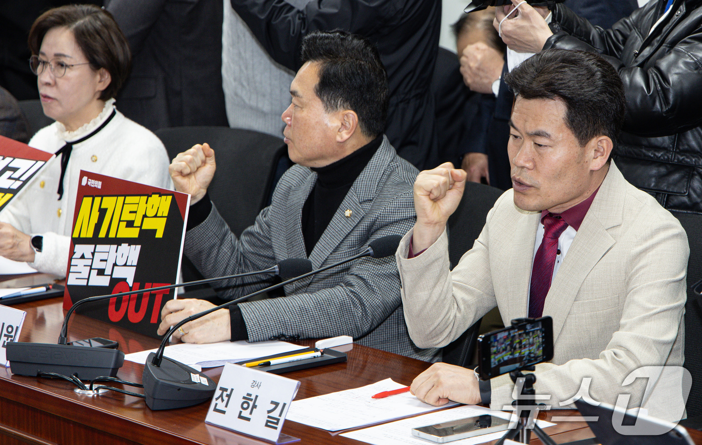 (서울=뉴스1) 이재명 기자 = 한국사 강사 전한길 씨가 31일 오전 서울 여의도 국회 의원회관에서 열린 헌재의 신속 탄핵 각하·기각 촉구 토론회에서 국민의힘 의원들이 결의문 낭동 …