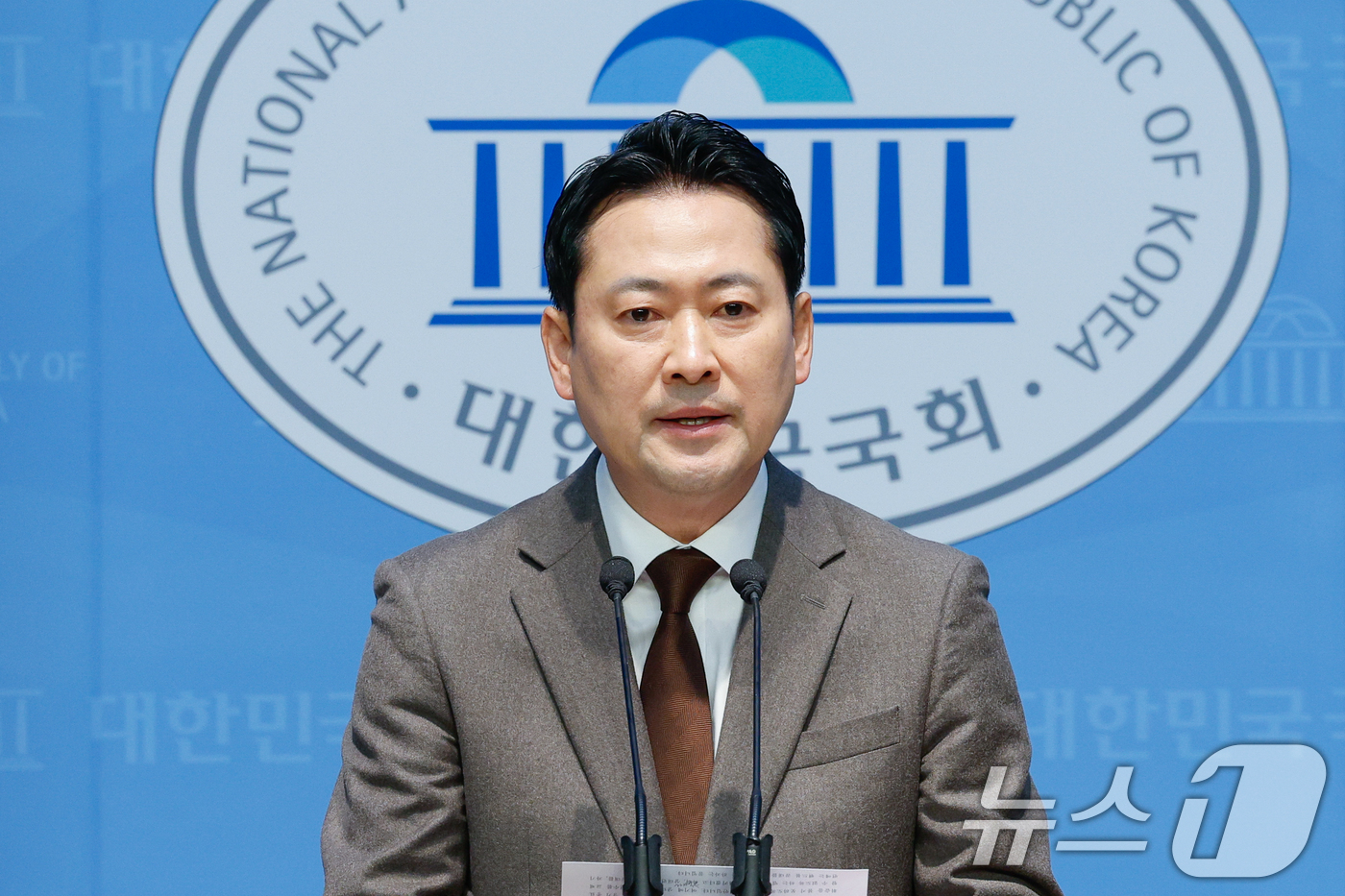 (서울=뉴스1) 안은나 기자 = 장동혁 국민의힘 의원이 31일 서울 여의도 국회 소통관에서 민주당의 헌법재판관 임기 연장법 추진 시도를 비판하며 기자회견을 하고 있다. 2025.3 …