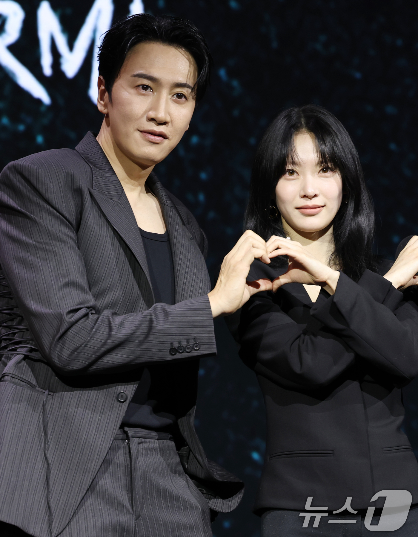 (서울=뉴스1) 권현진 기자 = 배우 이광수와 공승연(오른쪽)이 31일 서울 종로구 JW메리어트 동대문 스퀘어 서울에서 열린 넷플릭스 시리즈 '악연' 제작발표회에 참석해 포즈를 취 …