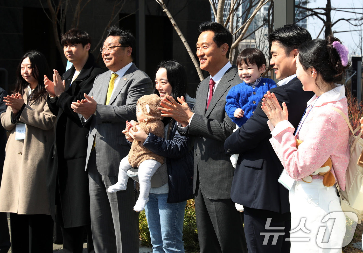 (서울=뉴스1) 장수영 기자 = 오세훈 서울시장이 31일 오전 서울 광진구에 위치한 신축 아파트 단지에 마련된 제2차 미리내집(장기전세주택) 현장에 방문하며 입주 예정 신혼부부들과 …