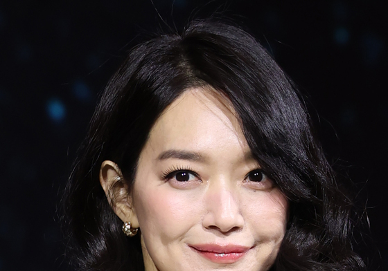 '눈동자' 신민아 "1인 2역에 시력 잃는 연기…답답함·공포 느껴"