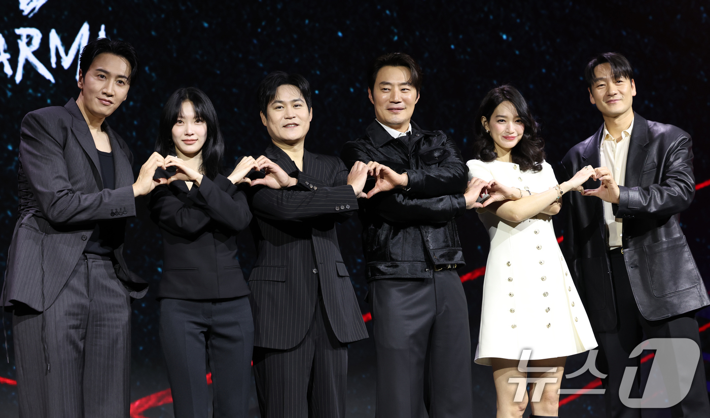 (서울=뉴스1) 권현진 기자 = 배우 이광수(왼쪽부터)와 공승연, 김성균, 이희준, 신민아, 박해수가 31일 서울 종로구 JW메리어트 동대문 스퀘어 서울에서 열린 넷플릭스 시리즈 …