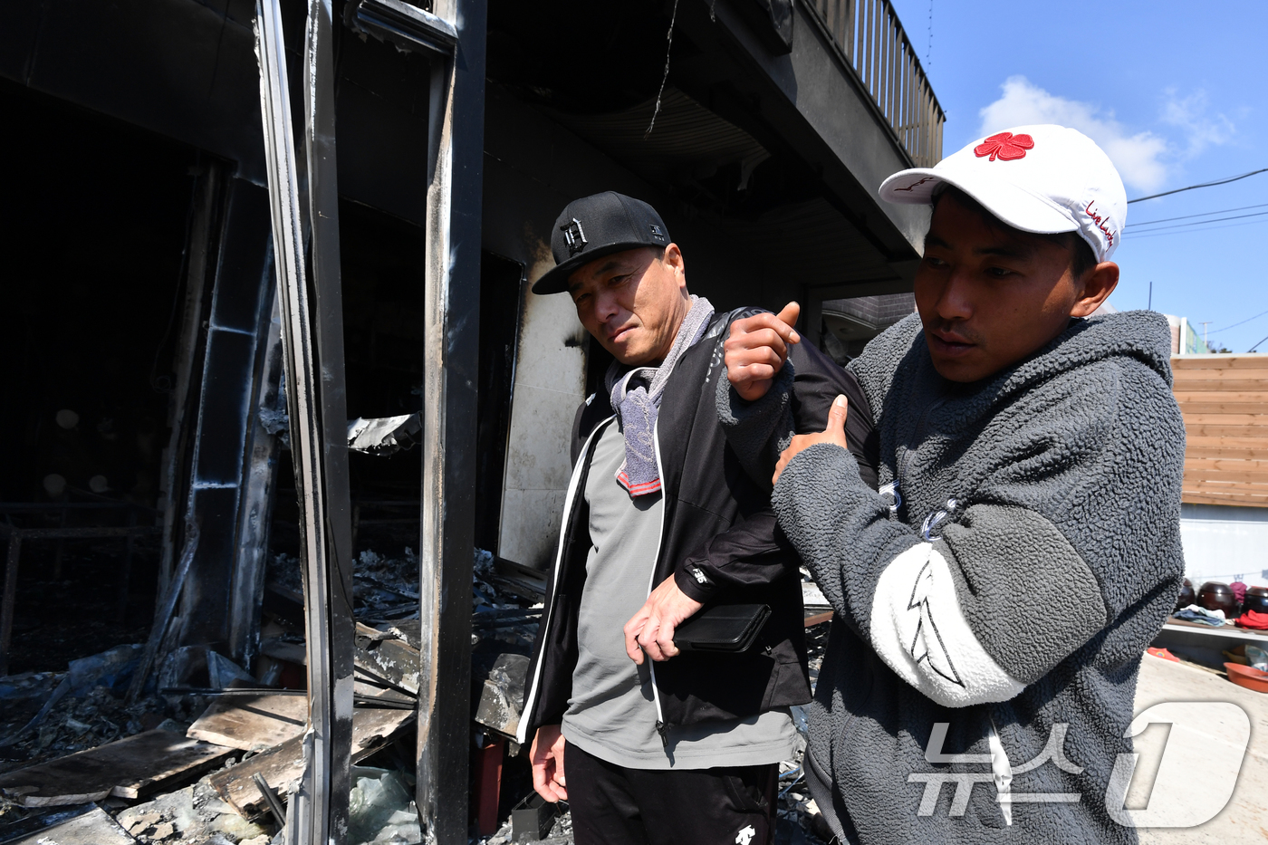 (영덕=뉴스1) 최창호 기자 = 인도네시아 국적의 수기안토(31)씨가 31일 산불이 휩쓸고 간 경북 영덕군 축산면 경정 3리에서 불에 탄 집 앞에서 당시 구조 상황 등을 설명하고 …