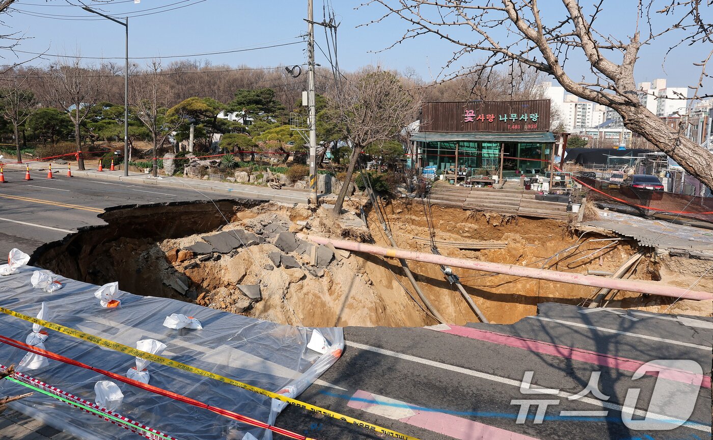 본문 이미지 -  서울 강동구 명일동 대명초등학교 인근 사거리에 발생한 싱크홀&#40;땅 꺼짐&#41; 사고 현장 모습. 2025.3.31/뉴스1 ⓒ News1 김성진 기자