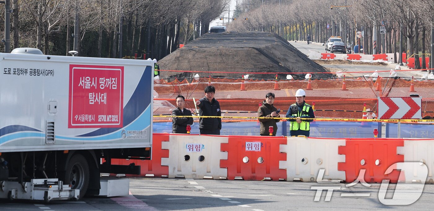 본문 이미지 - 싱크홀&#40;땅 꺼짐&#41; 사고가 발생한 서울 강동구 명일동 대명초등학교 인근 사거리에서 서울시 땅꺼짐 탐사대가 탐색하고 있다. 2025.3.31/뉴스1 ⓒ News1 김성진 기자