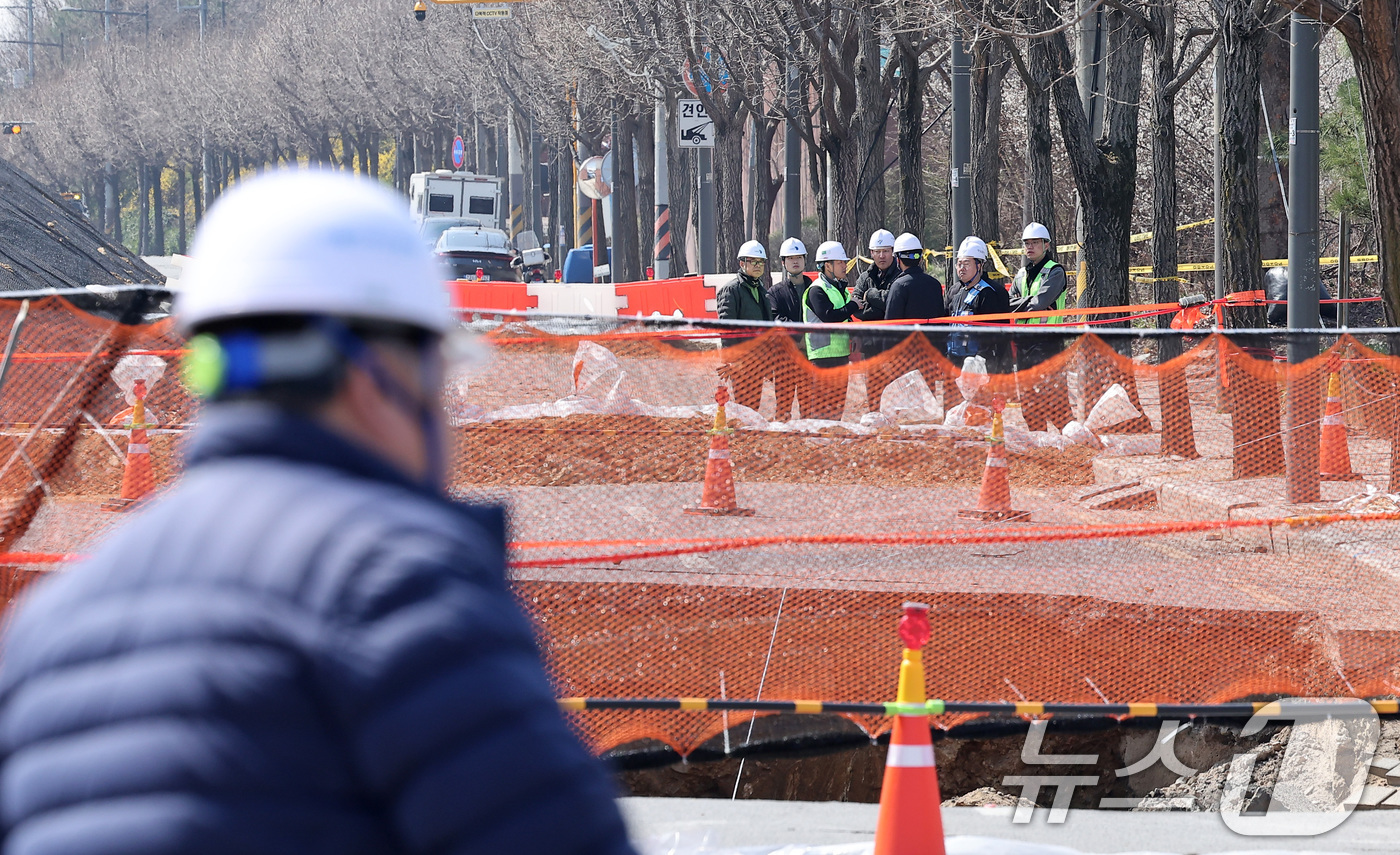 (서울=뉴스1) 김성진 기자 = 국토교통부가 지난 24일 서울 강동구 명일동에서 발생한 대형 싱크홀(땅 꺼짐) 사고 원인을 규명하기 위해 중앙지하사고조사위원회(사조위)를 구성 운영 …