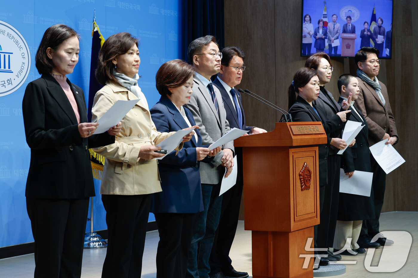 (서울=뉴스1) 안은나 기자 = 황운하 조국혁신당 원내대표와 의원들이 31일 서울 여의도 국회 소통관에서 국회가 선출한 재판관에 대해서는 대통령이 즉시 임명하도록 하면서 선출한 날 …