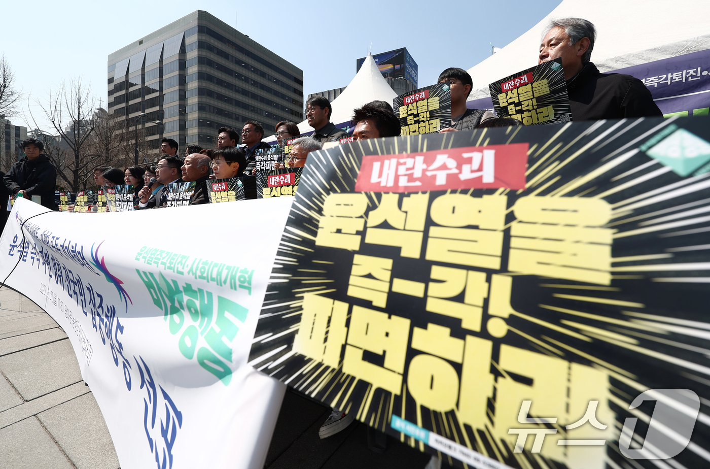 (서울=뉴스1) 김민지 기자 = 박찬대 더불어민주당 원내대표가 31일 오전 서울 경북궁역 인근 농성장에서 열린 '윤석열 즉각 파면 쟁취 전국민 집중행동 선포 기자회견'에서 발언하고 …