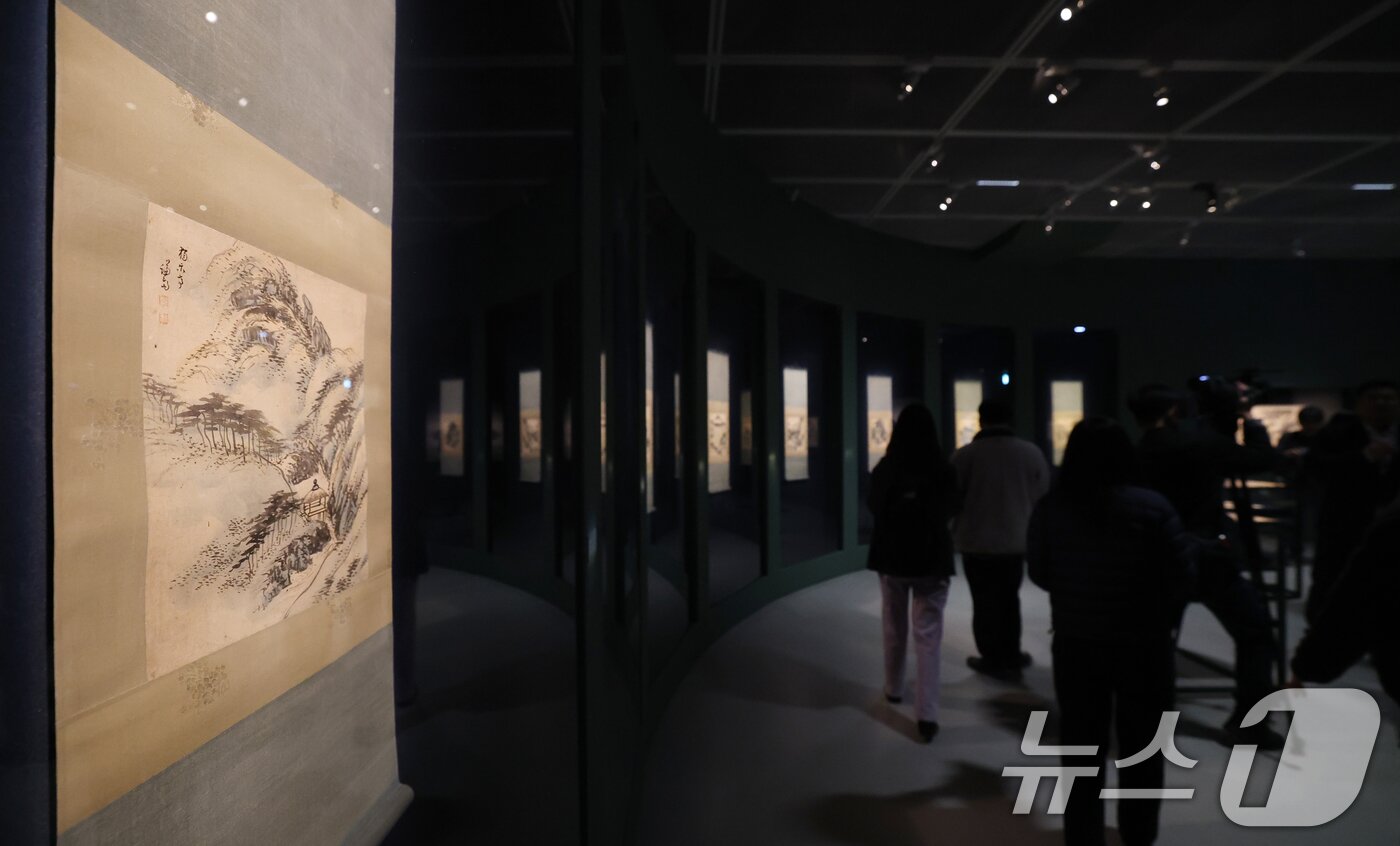 본문 이미지 - 31일 오전 경기 용인시 처인구 호암미술관에 겸재 정선의 작품이 전시돼 있다.  2025.3.31/뉴스1 ⓒ News1 김영운 기자