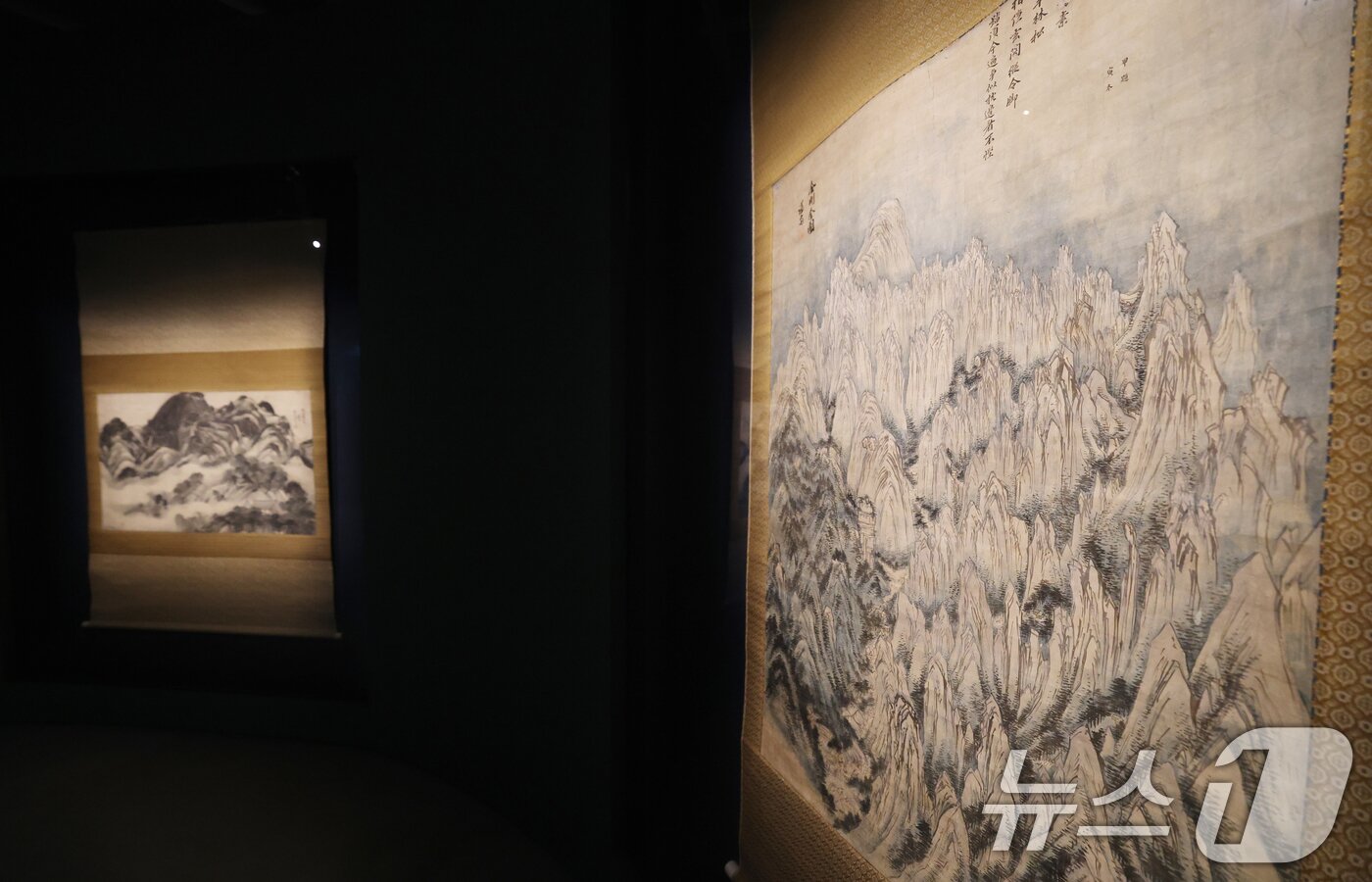 본문 이미지 - 31일 오전 경기 용인시 처인구 호암미술관에 겸재 정선의 인왕제색도(좌)와 금강전도(우)가 전시돼 있다.  2025.3.31/뉴스1 ⓒ News1 김영운 기자