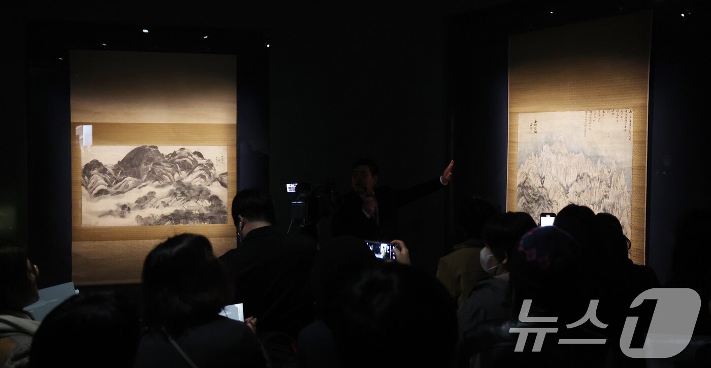본문 이미지 - 31일 오전 경기 용인시 처인구 호암미술관에 겸재 정선의 인왕제색도(좌)와 금강전도(우)가 전시돼 있다.  2025.3.31/뉴스1 ⓒ News1 김영운 기자
