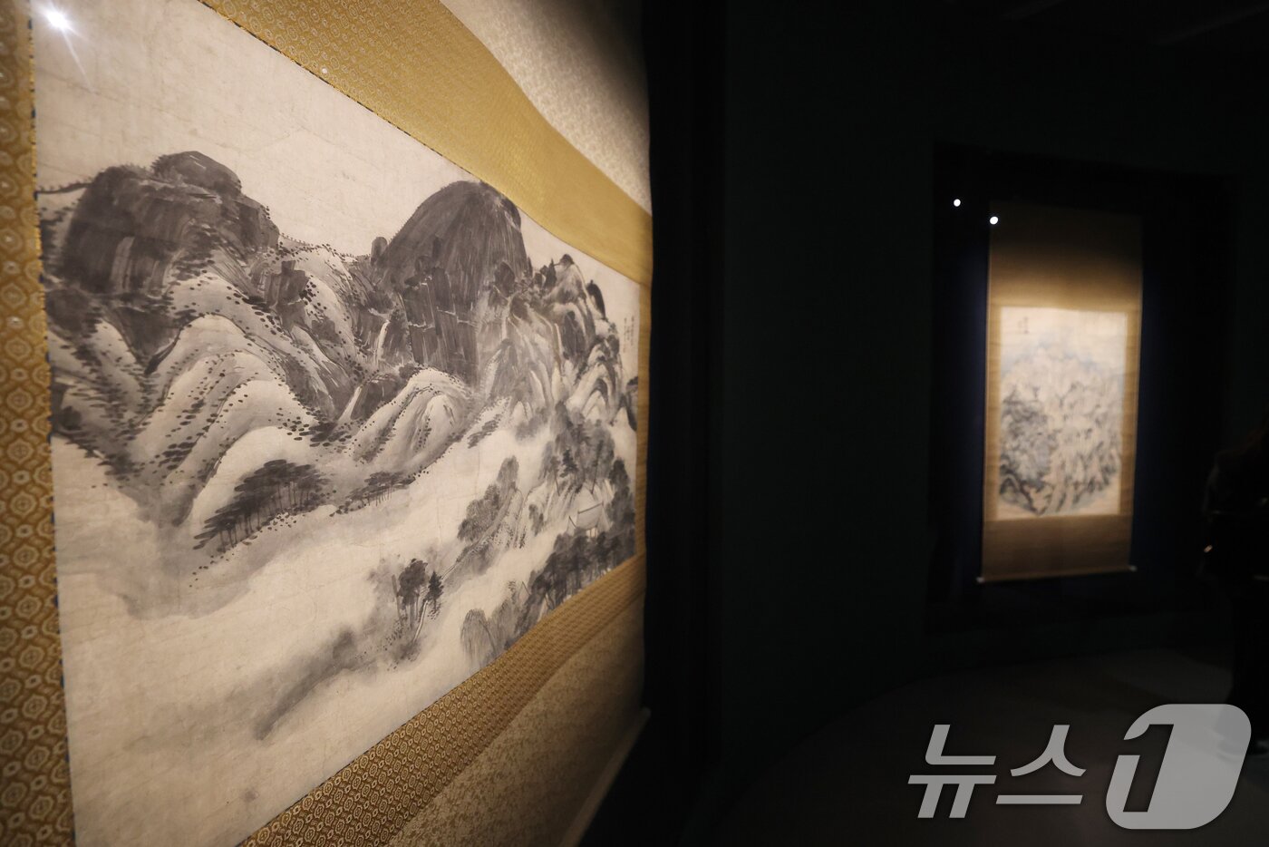 본문 이미지 - 31일 오전 경기 용인시 처인구 호암미술관에 겸재 정선의 인왕제색도(좌)와 금강전도(우)가 전시돼 있다. . 2025.3.31/뉴스1 ⓒ News1 김영운 기자