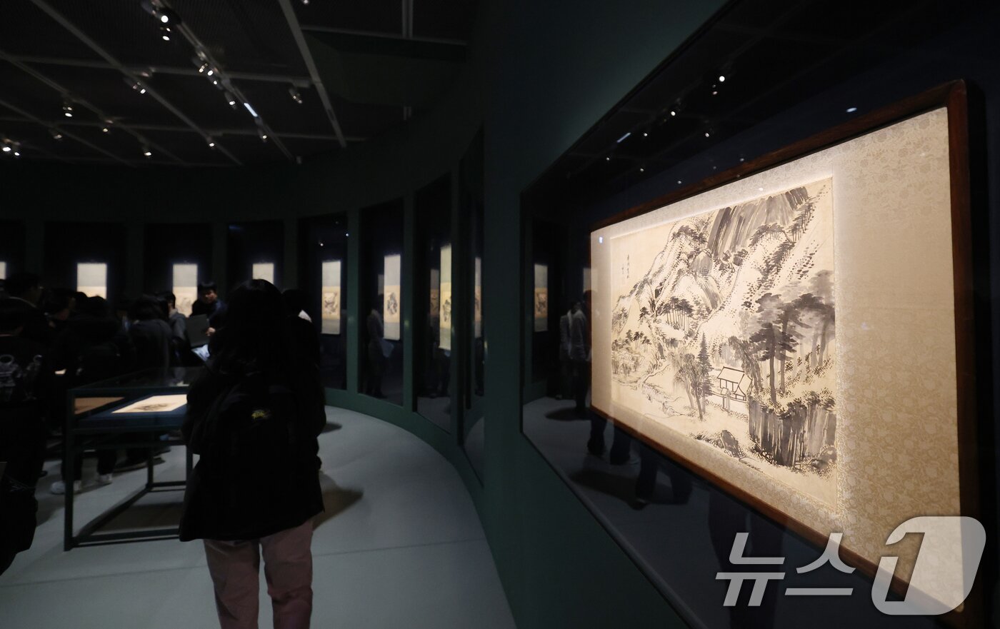 본문 이미지 - 31일 오전 경기 용인시 처인구 호암미술관에 겸재 정선의 작품이 전시돼 있다.  2025.3.31/뉴스1 ⓒ News1 김영운 기자