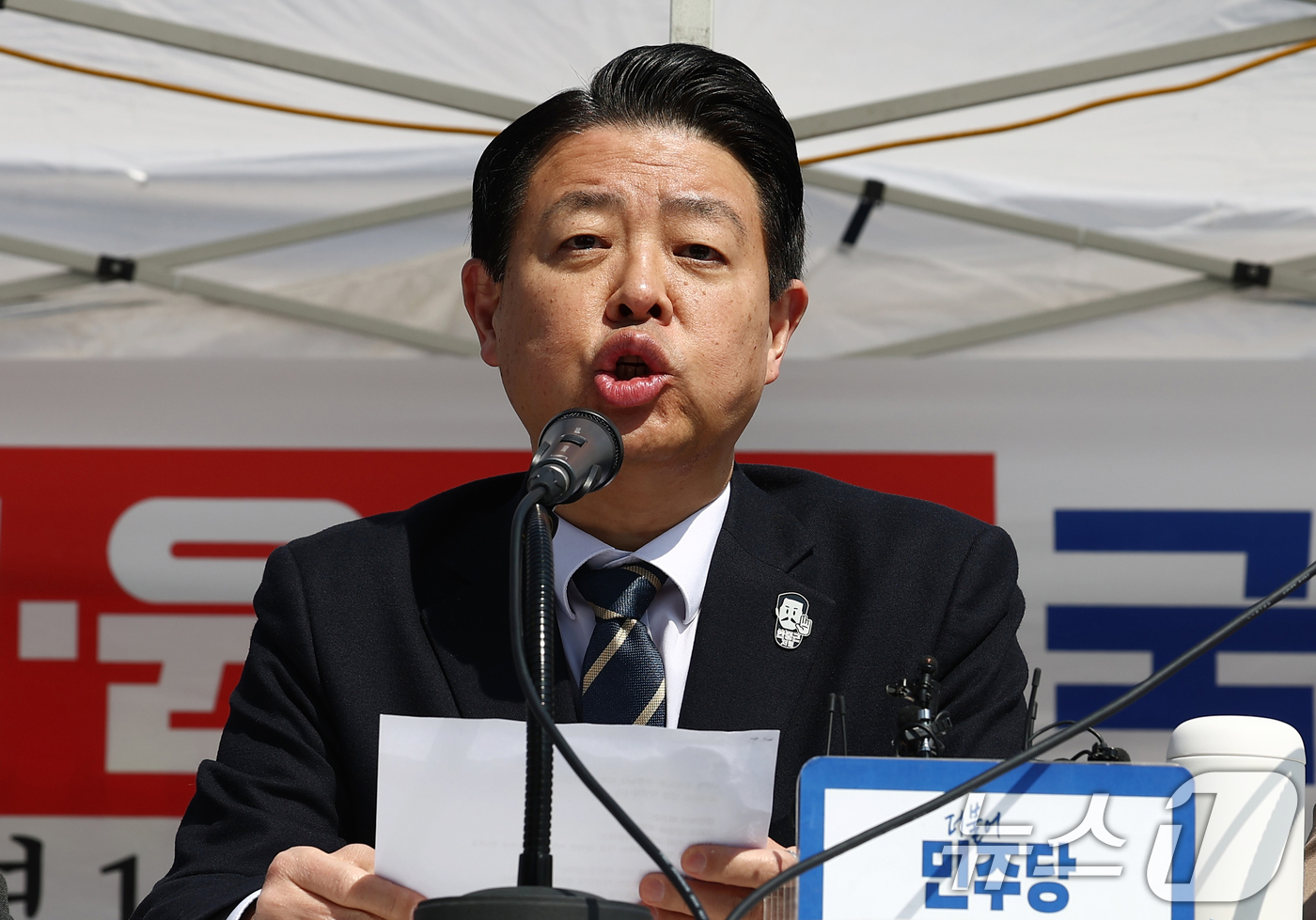 (서울=뉴스1) 김민지 기자 = 김영호 더불어민주당 김건희·윤석열 100대 비리 의혹 국민특별검증단 단장이 31일 오전 서울 광화문 앞 천막당사에서 열린 '김건희·윤석열 100대 …