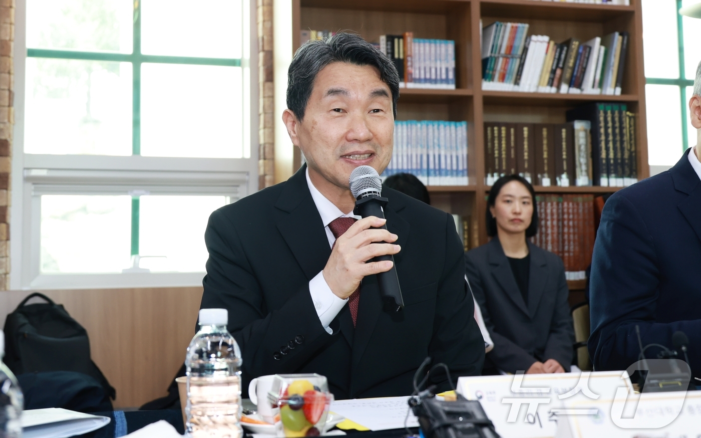 (서울=뉴스1) = 이주호 사회부총리 겸 교육부장관이 31일 부산대학교에서 열린 '제73차 함께차담회'에서 모두발언을 하고 있다. (교육부 제공. 재판매 및 DB 금지) 2025. …