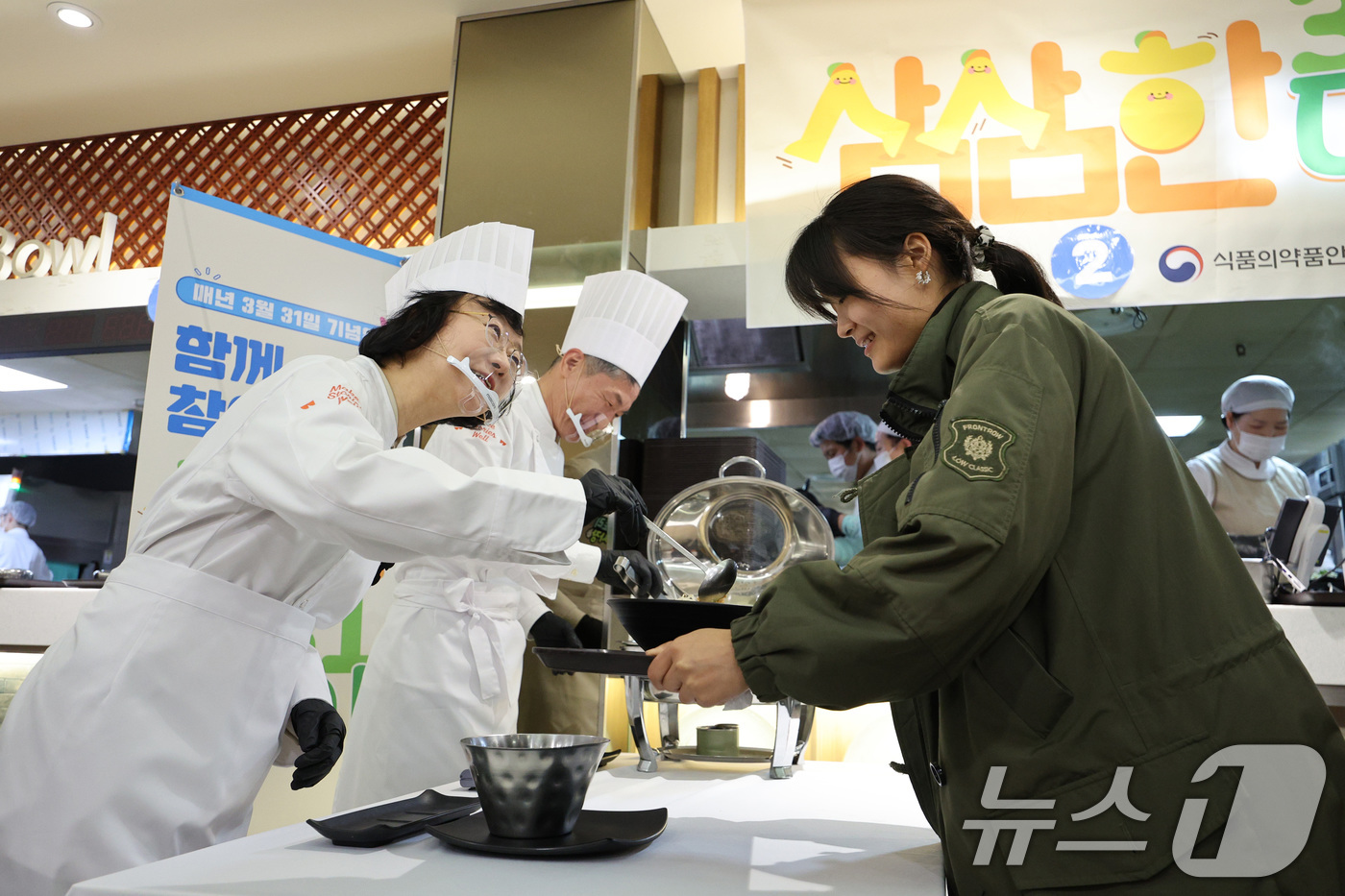 (서울=뉴스1) 신웅수 기자 = 오유경 식품의약품안전처장이 31일 오전 서울 서대문구 연세대학교 학생식당에서 삼삼한 데이를 맞아 학생들에게 저염식 식단을 배식하고 있다.삼삼한 데이 …