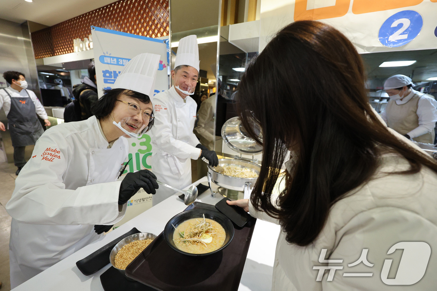 (서울=뉴스1) 신웅수 기자 = 오유경 식품의약품안전처장이 31일 오전 서울 서대문구 연세대학교 학생식당에서 삼삼한 데이를 맞아 학생들에게 저염식 식단을 배식하고 있다.삼삼한 데이 …