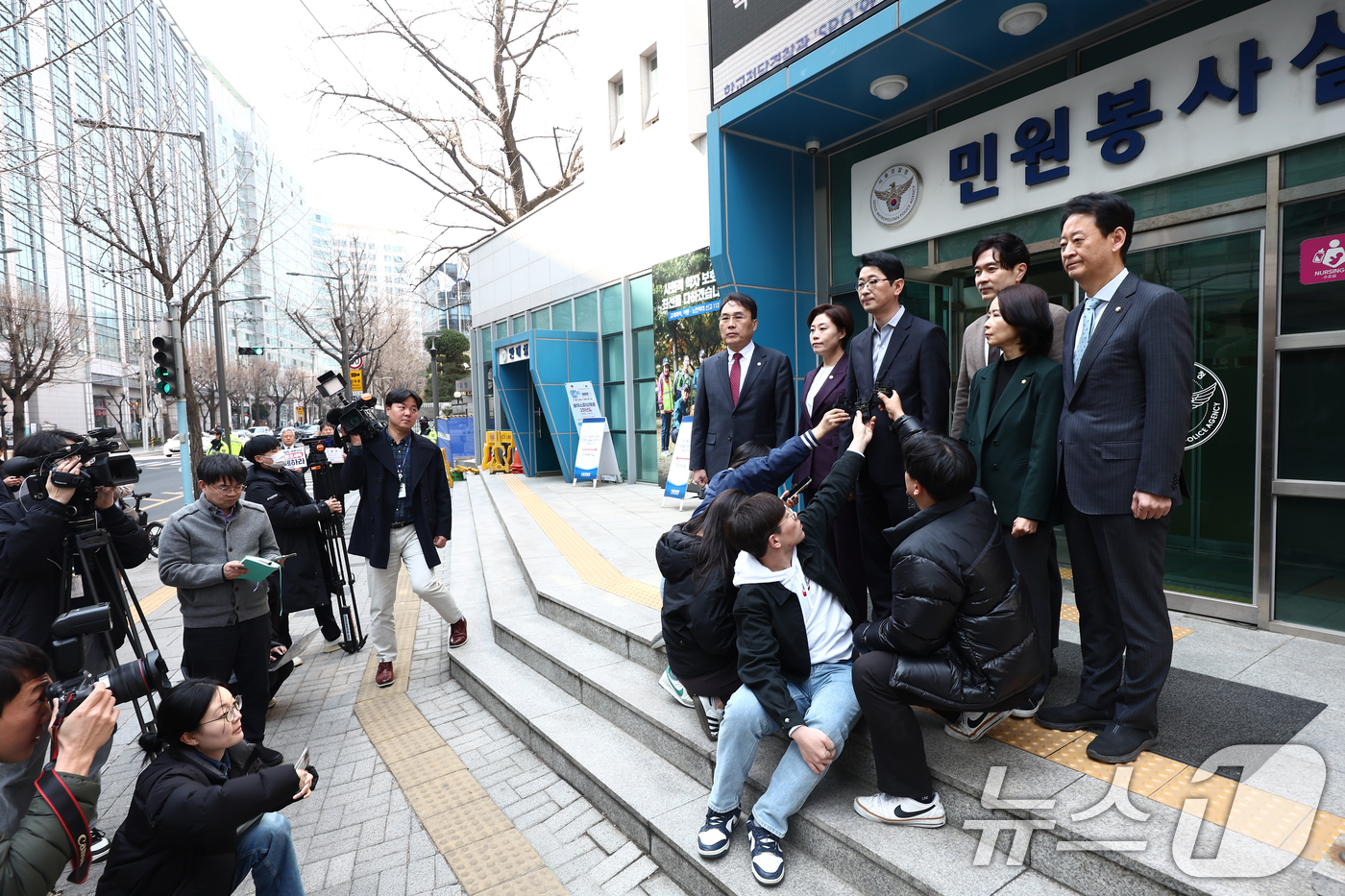 (서울=뉴스1) 김민지 기자 = 주진우 국민의힘 법률자문위원장이 30일 오후 서울 종로구 서울경찰청 민원실 앞에서 더불어민주당 이재명 대표와 초선 의원, 방송인 김어준 씨 등 71 …