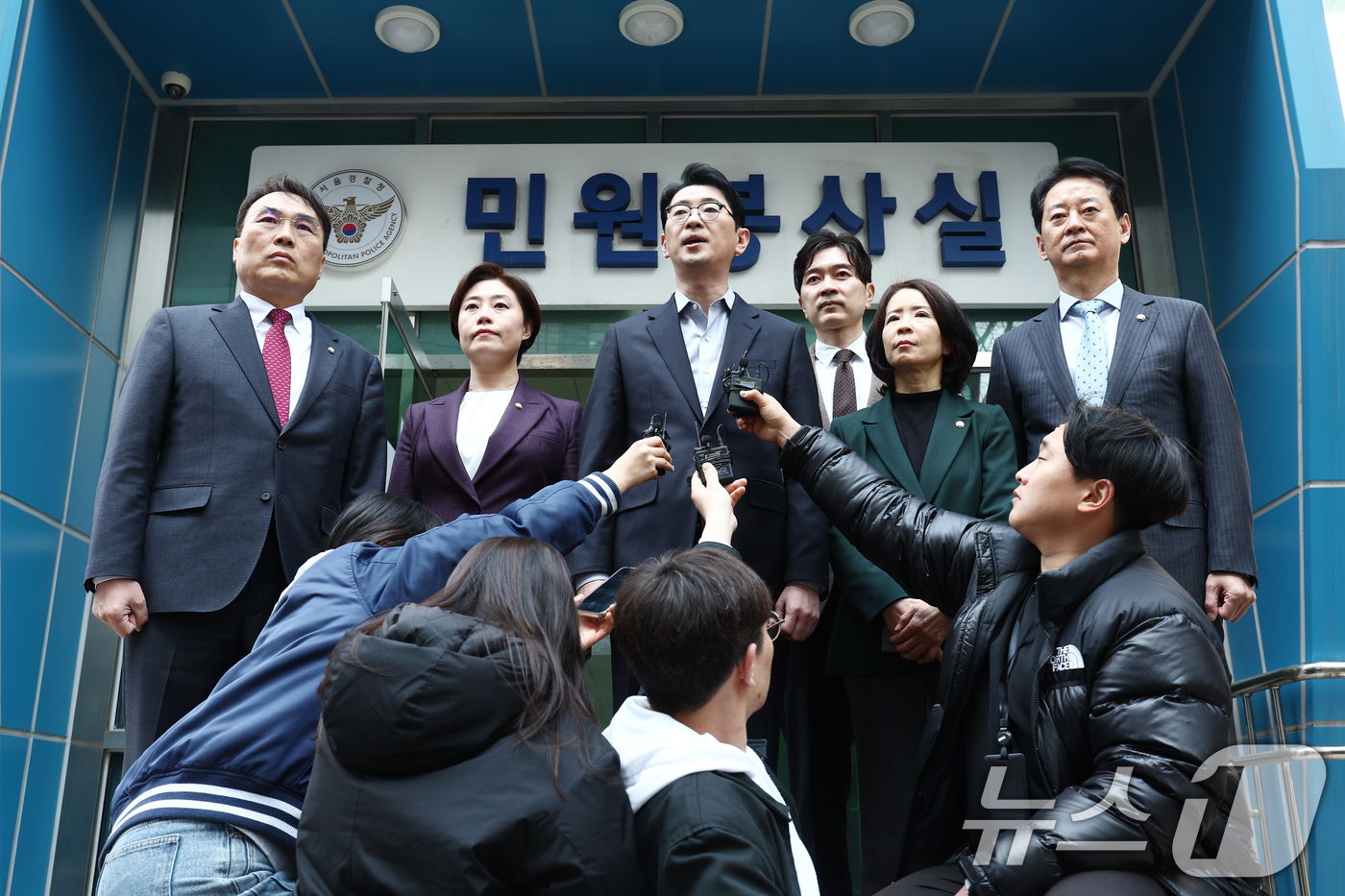 (서울=뉴스1) 김민지 기자 = 주진우 국민의힘 법률자문위원장이 30일 오후 서울 종로구 서울경찰청 민원실 앞에서 더불어민주당 이재명 대표와 초선 의원, 방송인 김어준 씨 등 71 …