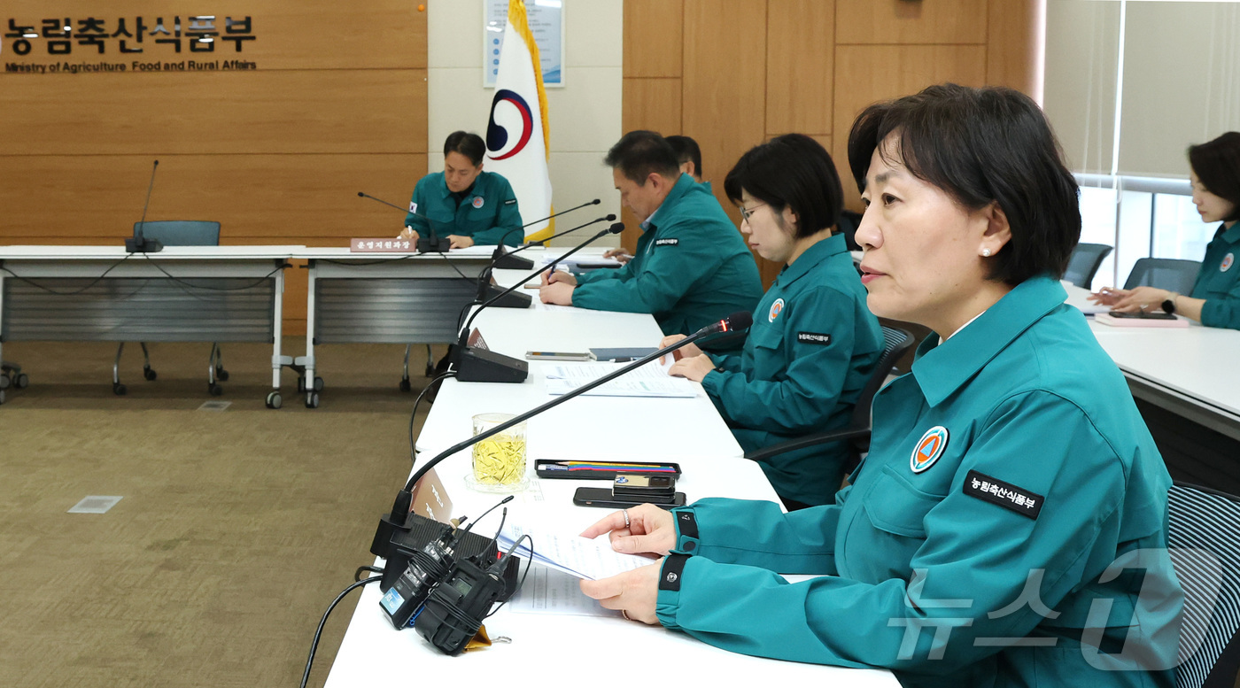 (세종=뉴스1) 김기남 기자 = 송미령 농림축산식품부 장관이 31일 오후 세종시 정부세종청사 농식품부 대회의실에서 열린 산불 피해 농업인 지원 대책 점검 회의를 주재하며 발언하고 …