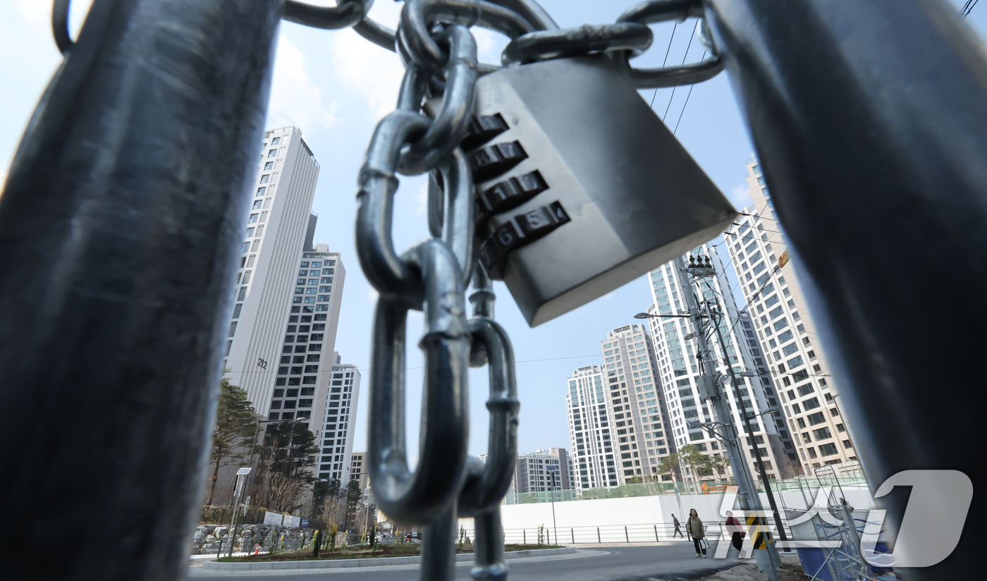 (서울=뉴스1) 장수영 기자 = 31일 오후 서울 성북구 장위 자이 아파트 앞 도로에 기반 시설 공사가 진행되고 있다.성북구는 이날 장위 자이 레디언트에 대한 임시 사용승인을 내렸 …