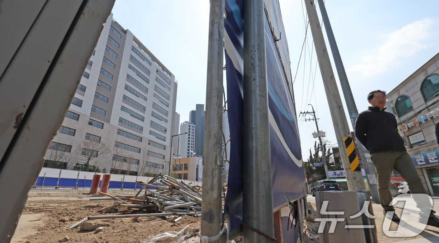 (서울=뉴스1) 장수영 기자 = 31일 오후 서울 성북구 장위 자이 아파트 앞 도로에 기반 시설 공사가 진행되고 있다.성북구는 이날 장위 자이 레디언트에 대한 임시 사용승인을 내렸 …