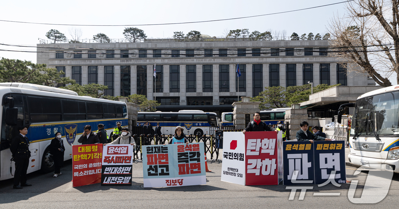 (서울=뉴스1) 이승배 기자 = 윤석열 대통령에 대한 헌법재판소(헌재)의 탄핵 심판이 소추일 기준으로 100일을 훌쩍 넘기며 연일 최장 기록을 경신하고 있는 31일 서울 종로구 헌 …