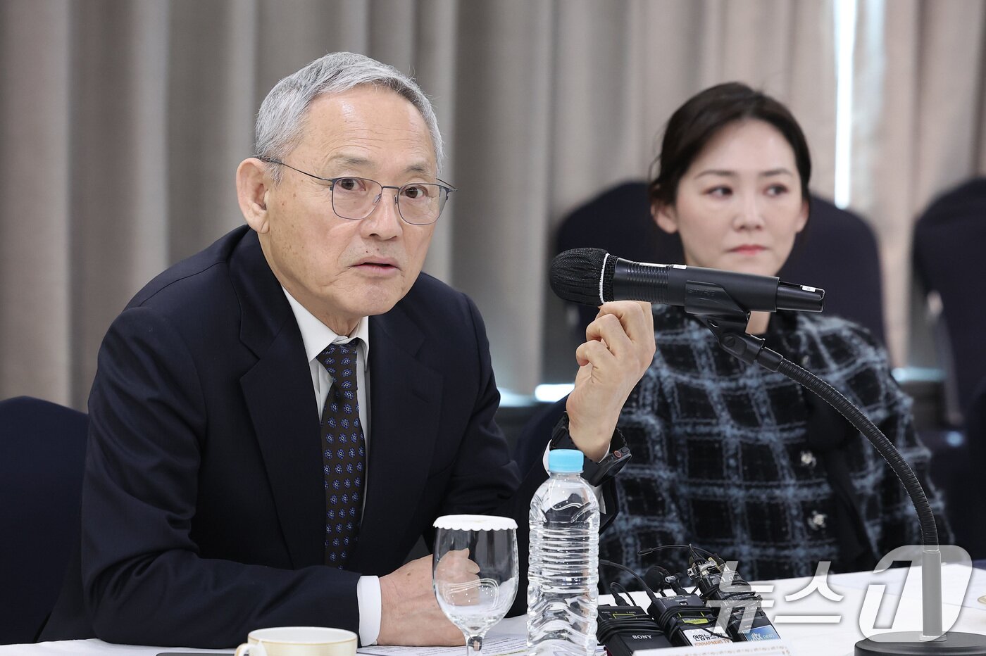 본문 이미지 - 유인촌 문화체육관광부 장관&#40;왼쪽&#41;이 31일 서울 송파구 방이동 올림픽파크텔에서 열린 2026 밀라노·코르티나 동계올림픽 대비 동계종목 협력회의에서 인사말을 하고 있다. 오른쪽은 이수경 대한빙상경기연맹 회장. 2025.3.31/뉴스1 ⓒ News1 김성진 기자