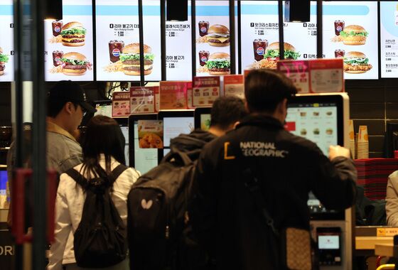 물가 5개월만에 1%대…햄버거 8.9%·도시락 8.4% 먹거리 부담 여전(종합)