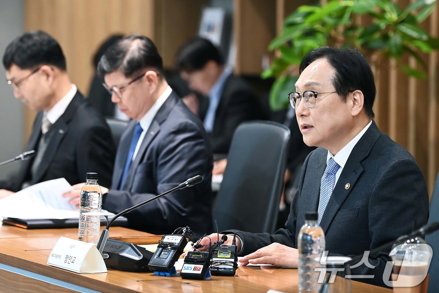 (서울=뉴스1) = 정인교 산업통상자원부 통상교섭본부장이 31일 서울 강서구 LG사이언스파크에서 열린 '제14차 수출현장 지원단 간담회'에 참석해 우리 수출업계의 의견을 청취하고 …