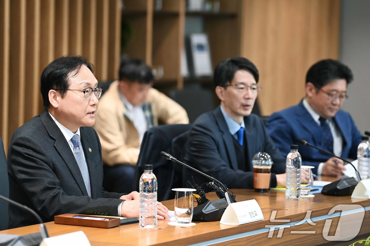 (서울=뉴스1) = 정인교 산업통상자원부 통상교섭본부장이 31일 서울 강서구 LG사이언스파크에서 열린 '제14차 수출현장 지원단 간담회'에 참석해 우리 수출업계의 의견을 청취하고 …