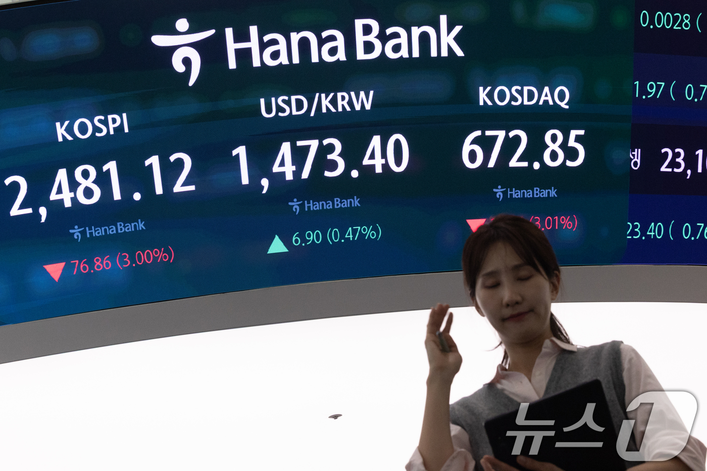 (서울=뉴스1) 이승배 기자 = 모든 상장 종목의 공매도가 전면 재개된 31일 서울 중구 하나은행 본점 딜링룸 전광판에 종가 현황이 표시돼 있다.이날 코스피 지수는 전 거래일 대비 …