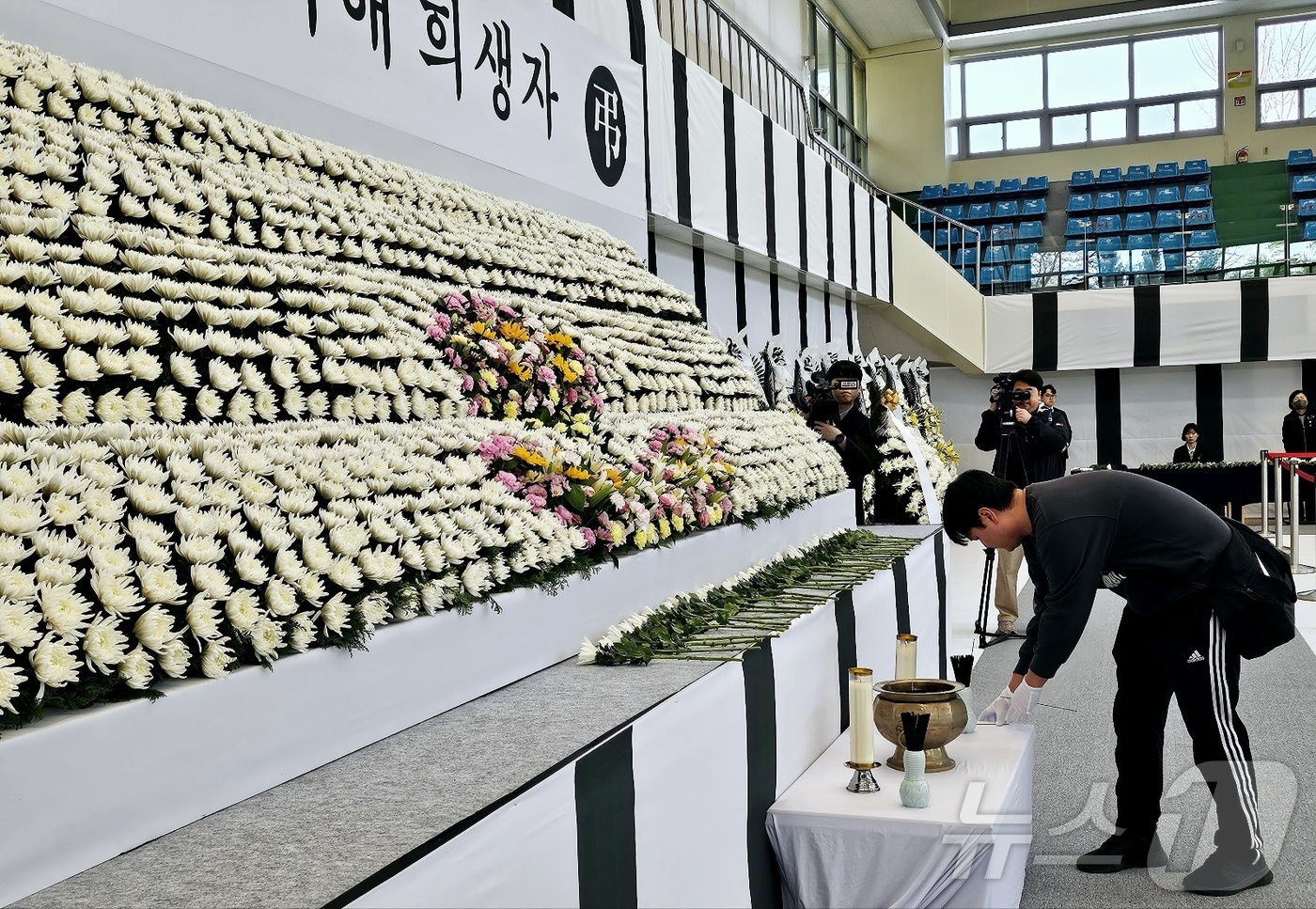(대구=뉴스1) 남승렬 기자 = 31일 대구 달서구 안병근올림픽기념유도관에 마련된 \'영남권 산불 피해 희생자 합동분향소\'를 찾은 시민들이 조문하고 있다. 2025.3.31/뉴스 …