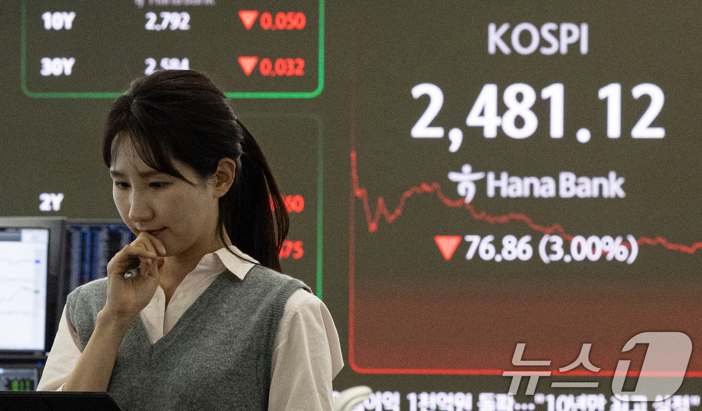 (서울=뉴스1) 이승배 기자 = 모든 상장 종목의 공매도가 전면 재개된 31일 서울 중구 하나은행 본점 딜링룸 전광판에 종가 현황이 표시돼 있다.이날 코스피 지수는 전 거래일 대비 …