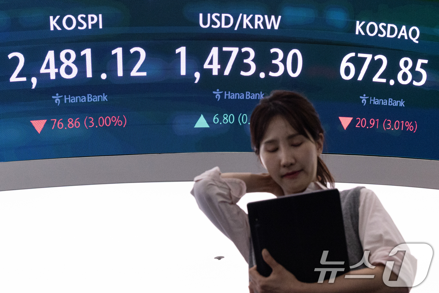 (서울=뉴스1) 이승배 기자 = 모든 상장 종목의 공매도가 전면 재개된 31일 서울 중구 하나은행 본점 딜링룸 전광판에 종가 현황이 표시돼 있다.이날 코스피 지수는 전 거래일 대비 …