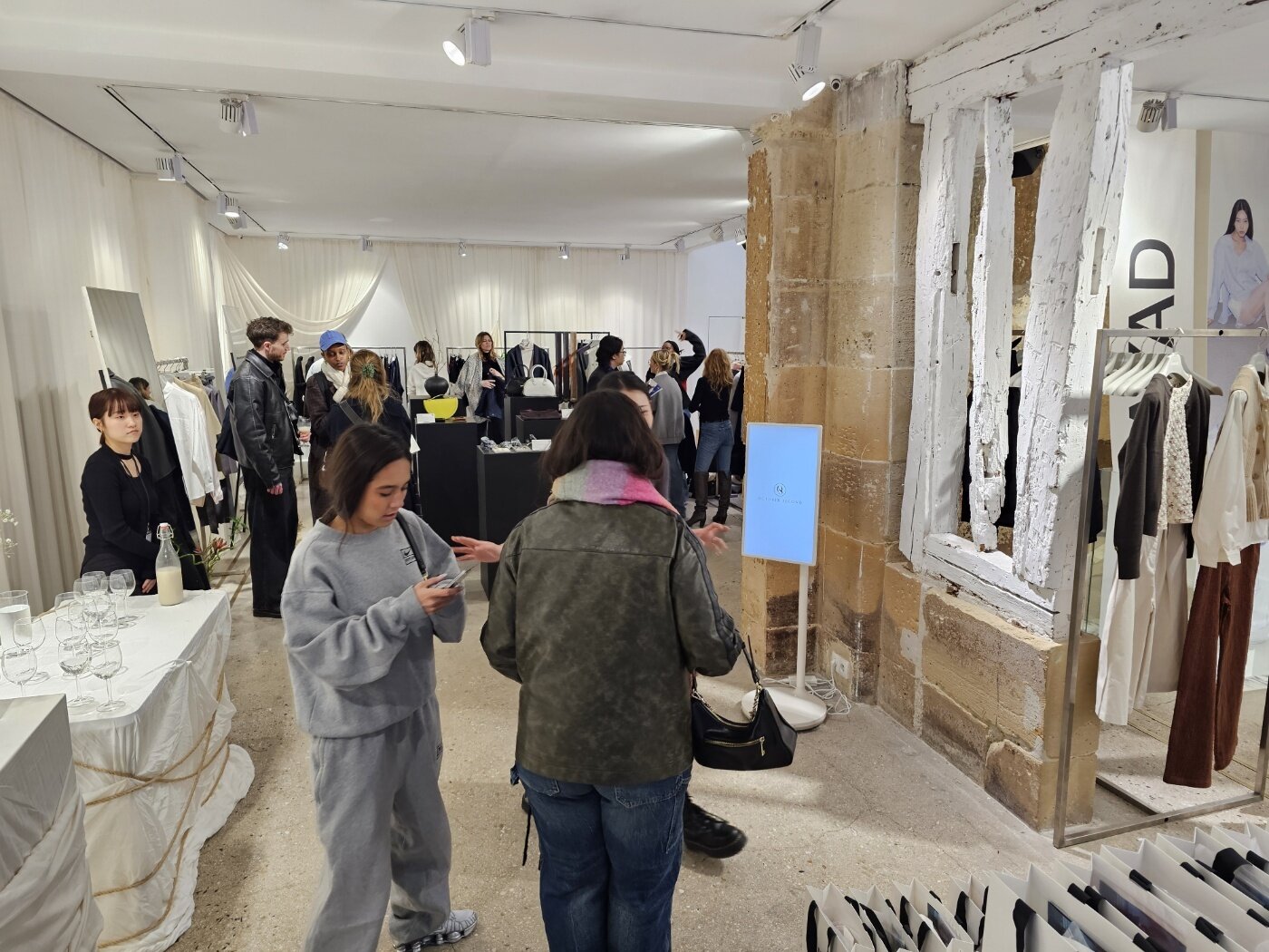 본문 이미지 - 유럽에서 글로벌 한국패션 마켓플레이스 &#39;DANAYAD&#39;&#40;다나야드&#41;를 운영하는 슬로크가 지난 1월 31일부터 2월 25일까지 프랑스 파리 마레 지구에서 팝업스토어를 열었다. &#40;슬로크 제공&#41;