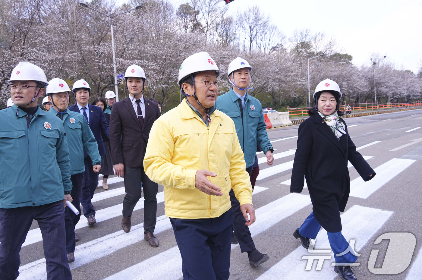 (광주=뉴스1) 박준배 기자 = 강기정 광주시장이 31일 오후 서구 풍암저수지사거리에서 김이강 서구청장, 시의원, 주민 등과 광주도시철도 2호선 1단계 사업 교통개방구간에 대한 안 …