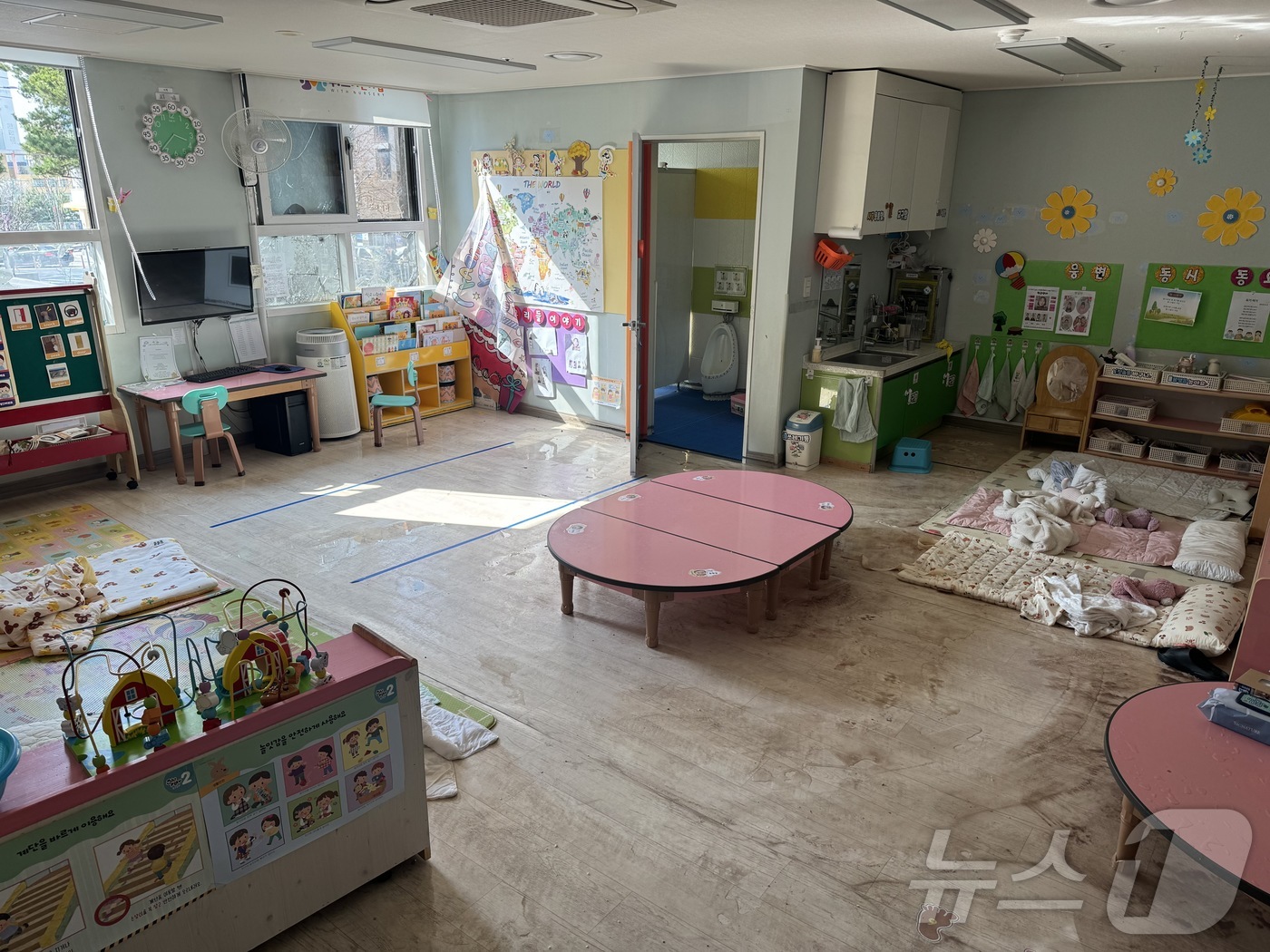 (광주=뉴스1) 이승현 기자 = 31일 오후 1시 45분쯤 광주 광산구 신가동 한 어린이집 건물 주차장에서 불이 나 선생님과 원생들이 급히 대피했다. 사진은 어린이집 내부의 모습. …