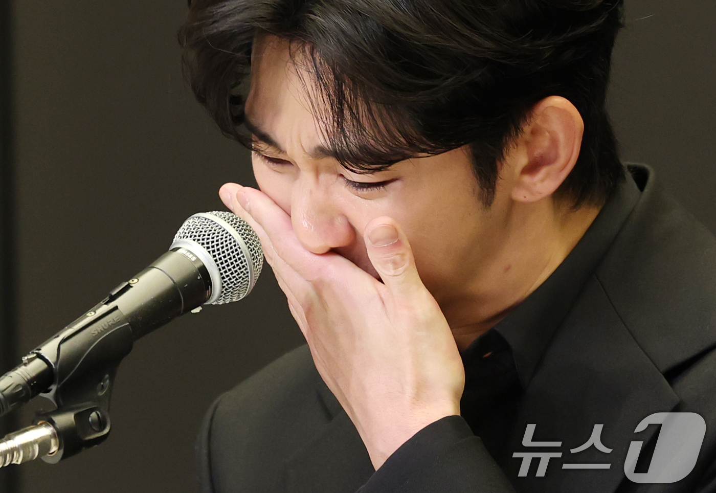 (서울=뉴스1) 권현진 기자 = 배우 김수현이 31일 오후 서울 마포구 스탠포트호텔에서 긴급 기자회견을 열고 고(故) 김새론이 미성년자일 때부터 교제했다는 의혹을 비롯한 각종 논란 …