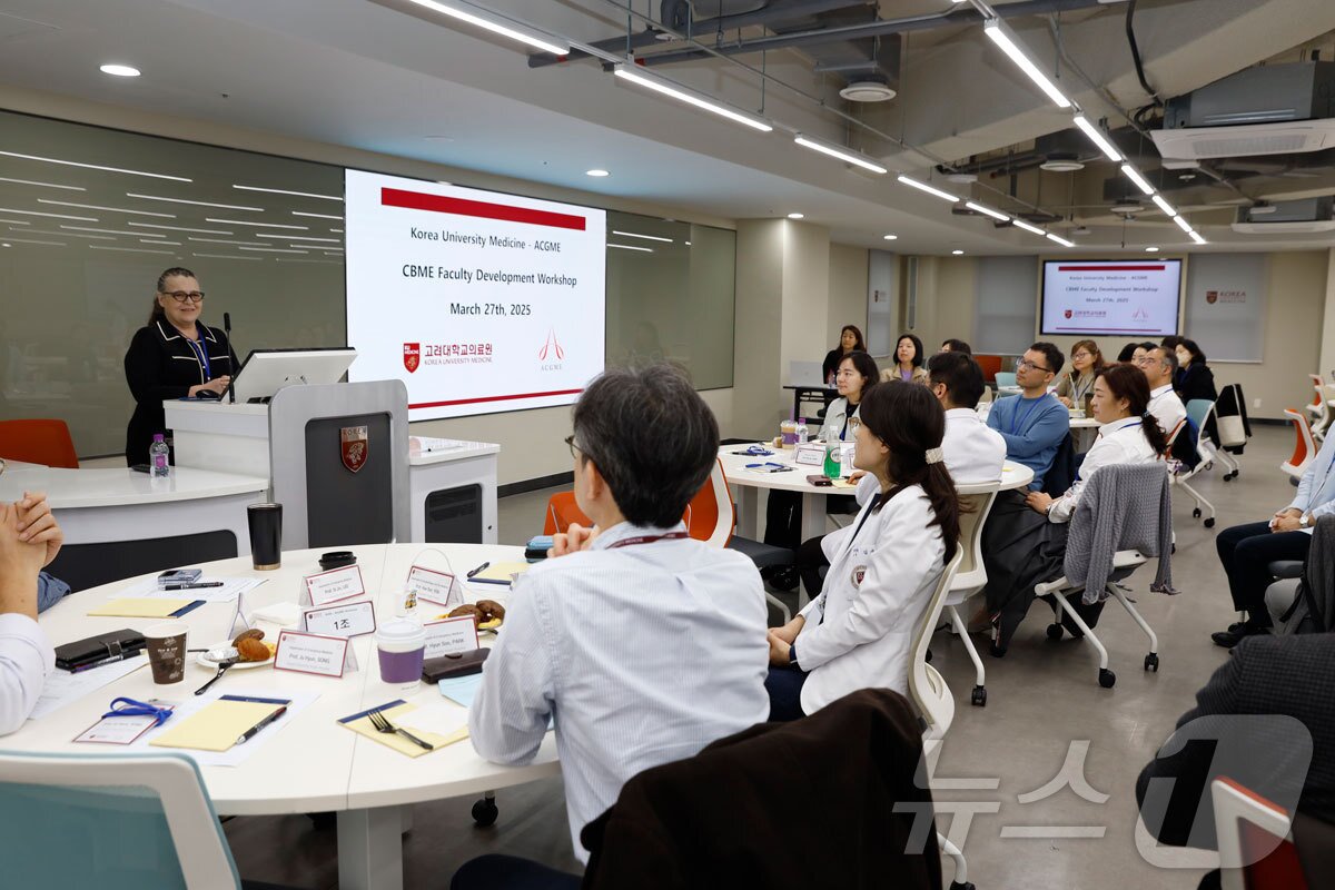 본문 이미지 - 지난 27일 ACGME의 수석 부회장인 로라 에드거 교수는 의료원 산하 지도전문의들에게 전공의 수련프로그램에 대한 강의를 진행하고 있다.&#40;고려대학교의료원 제공&#41;