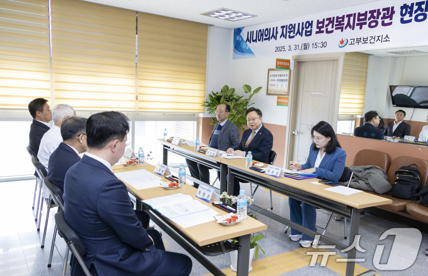 (서울=뉴스1) = 조규홍 보건복지부 장관이 31일 전북 정읍시 고부보건지소를 방문해 지역의료 현장에서 근무하고 있는 시니어 의사를 만나 현장 의견을 청취하고 있다. (보건복지부 …