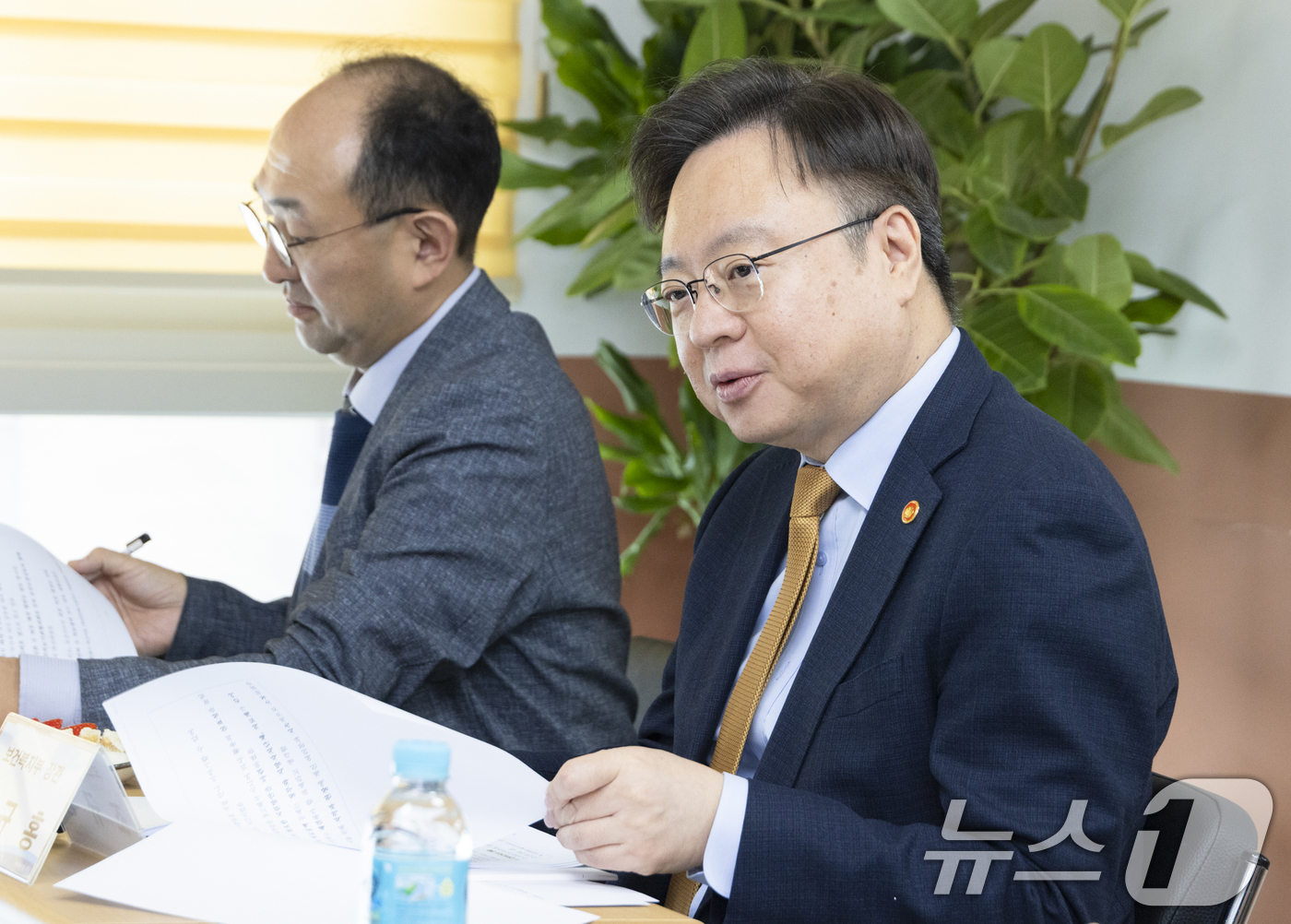 (서울=뉴스1) = 조규홍 보건복지부 장관이 31일 전북 정읍시 고부보건지소를 방문해 지역의료 현장에서 근무하고 있는 시니어 의사를 만나 현장 의견을 청취하고 있다. (보건복지부 …