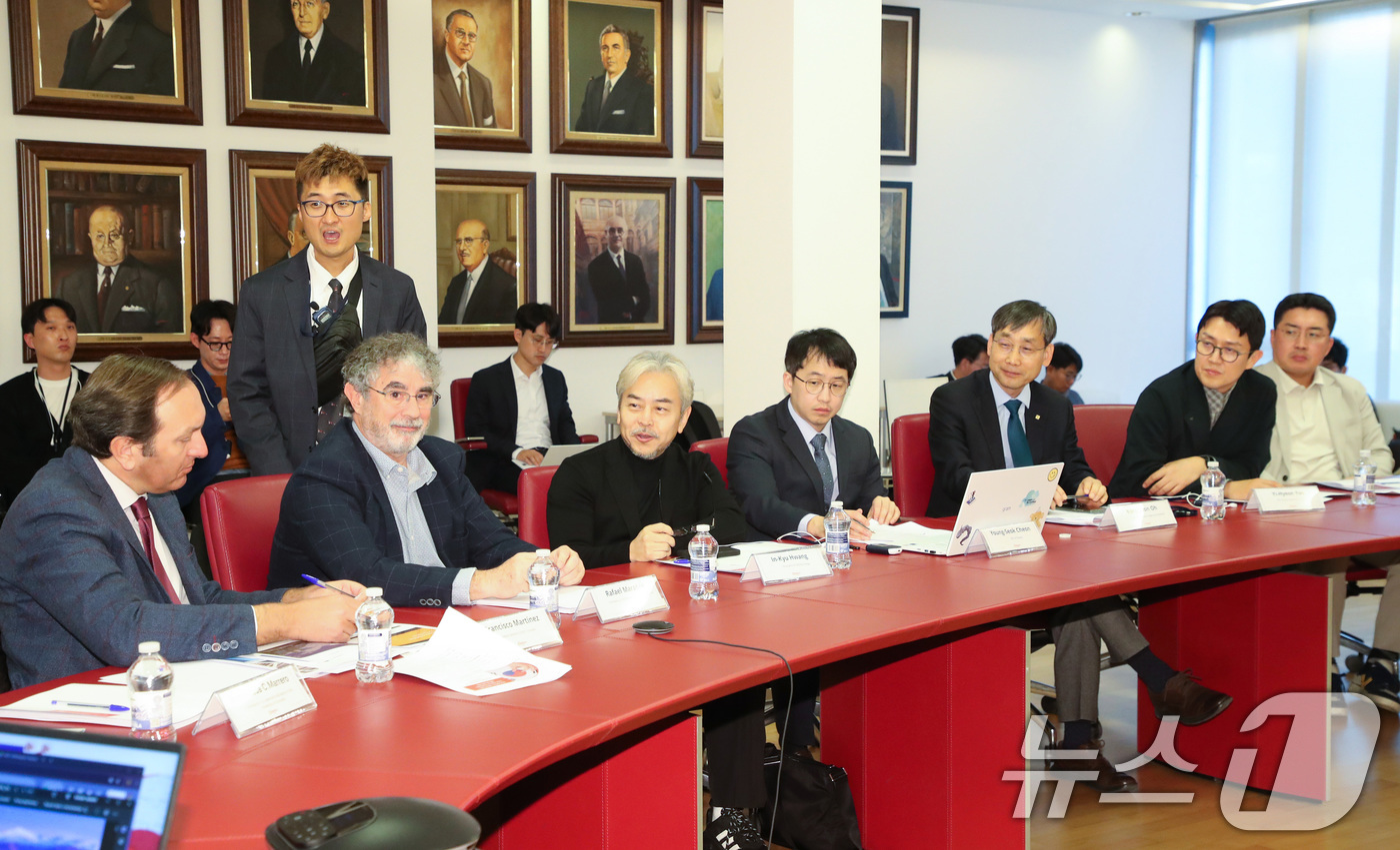 (그라나다(스페인)=뉴스1) 김기태 기자 = 대전시 경제사절단이 31일 오전(현지시간) 스페인 그라나다 상공회의소에서 실무자들과 간담회를 하고 있다.경제사절단은 그라나다 상공회의소 …